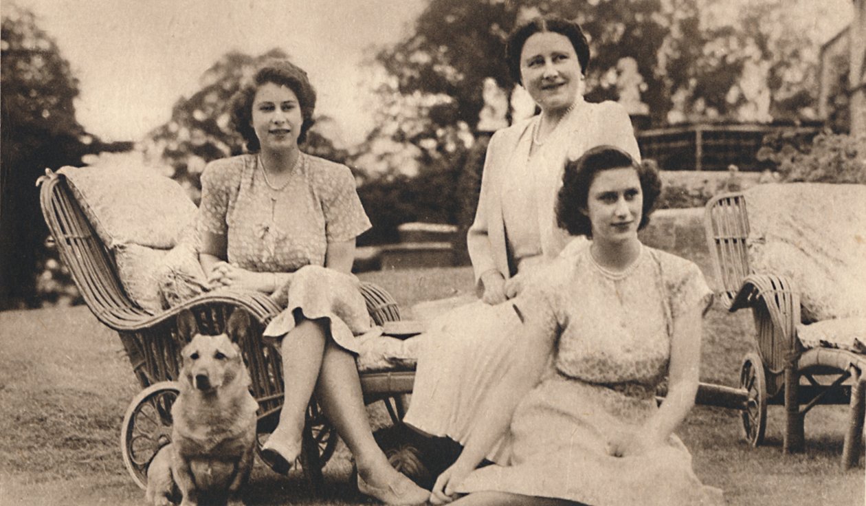 Sua Majestade a Rainha com as Princesas Reais, c1950. de Lisa Sheridan