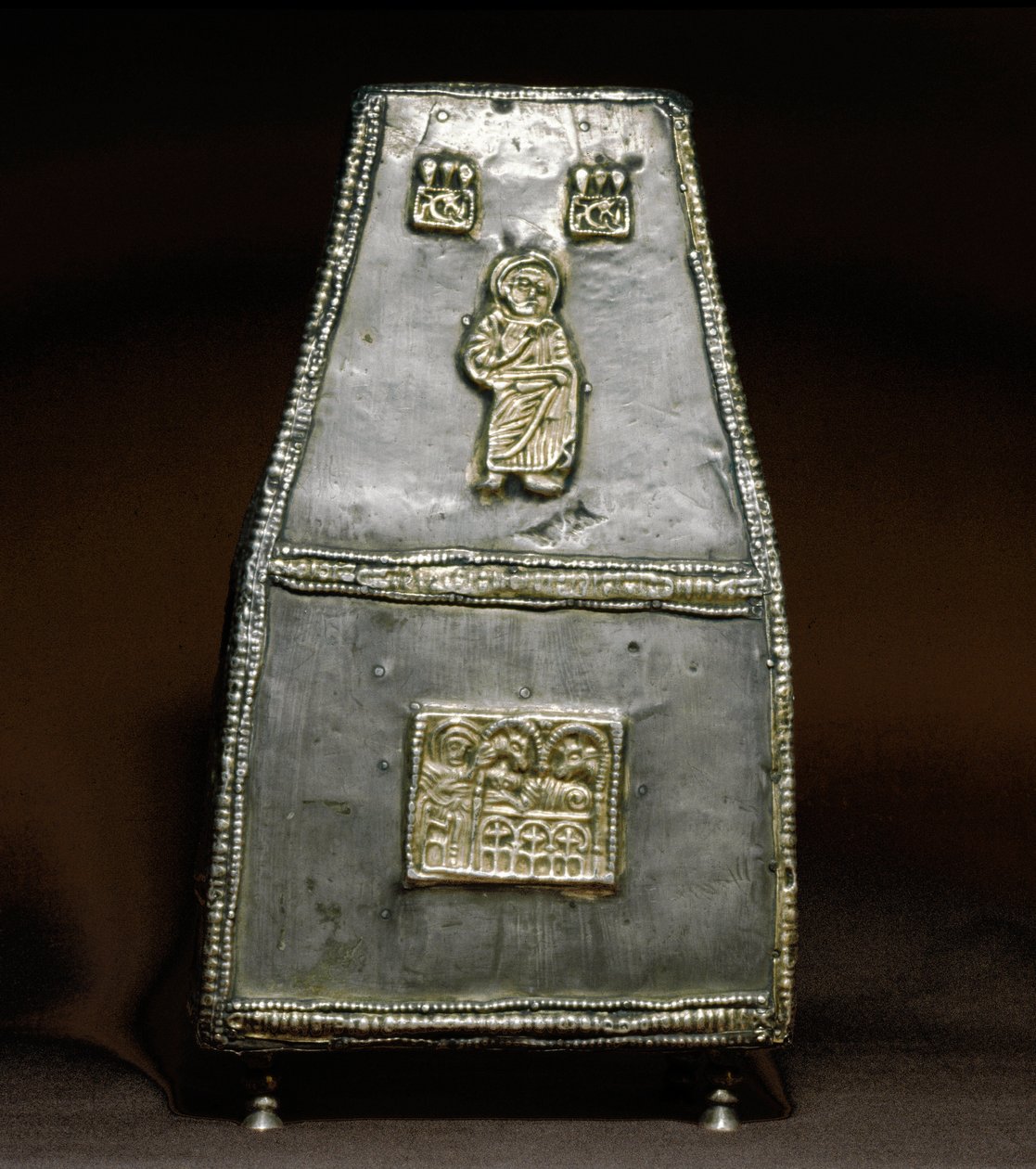 Arqueologia da Idade Média (Idade Média). Arte Bárbara da Lombardia: Caixa de prata para receber relíquias (relicário). Arte Lombarda, século VIII - IX. O dinheiro. Cividale del Friuli, Museu Chretien, tesouro da catedral. de Lombard School