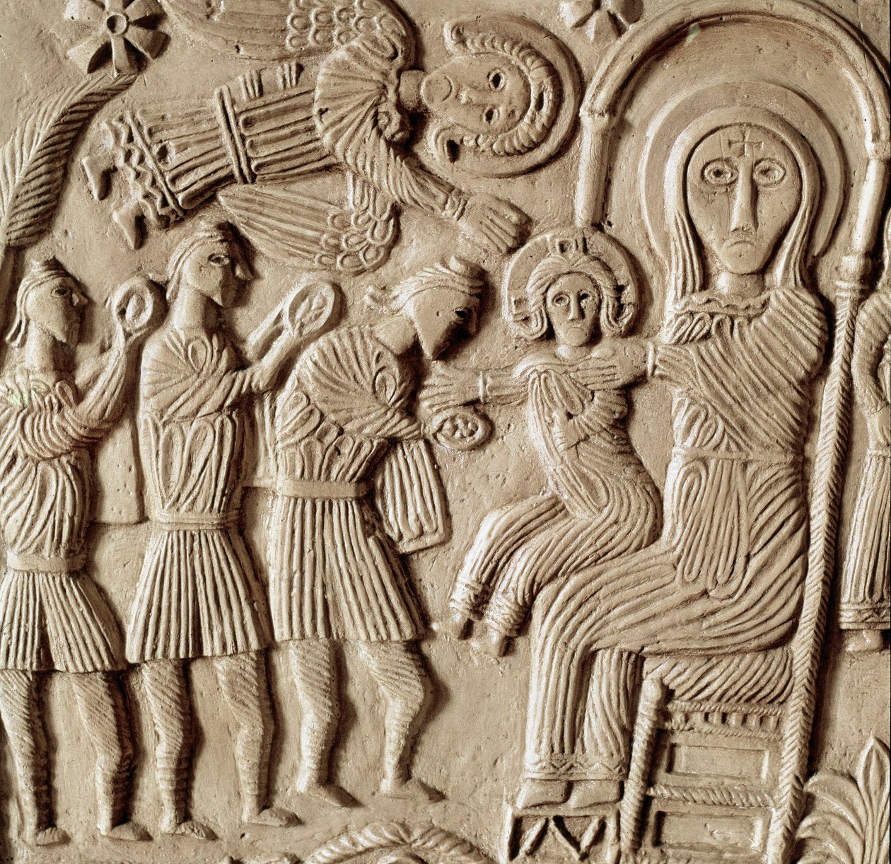 Arqueologia da Idade Média (Idade Média). Arte bárbara da Lombardia: adoração dos Magos, baixo relevo do altar do Duque Rachis. Escultura, arte lombarda, 737-744. Cividale del Friuli, Museu Chretien, tesouro da catedral. de Lombard School