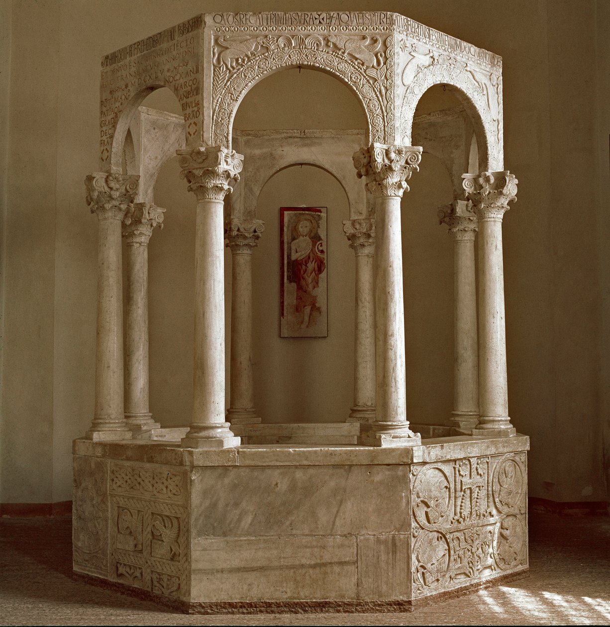 Arqueologia da Idade Média (Idade Média). Arte bárbara da Lombardia: fonte batismal (batistério) do Patriarca Calisto em forma octogonal composta por um arco ao lado e colunas coríntias. Arquitetura 730-740. Arte lombarda, século VIII. Pedra calcária. Ele de Lombard School