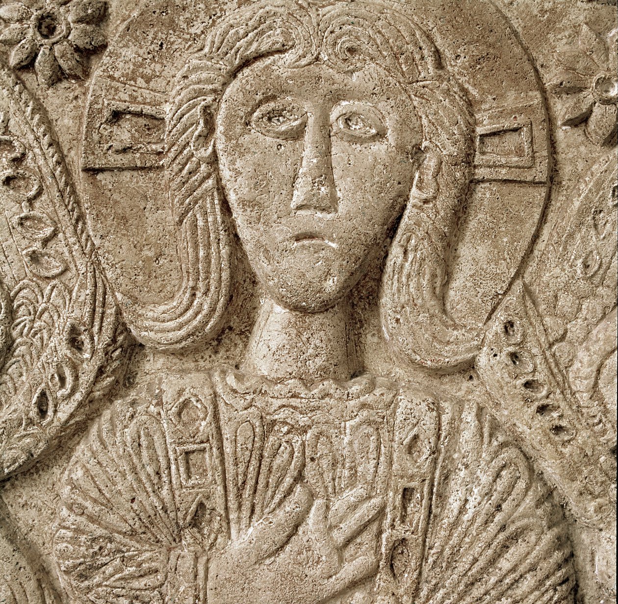 Arqueologia da Idade Média (Idade Média). Arte bárbara da Lombardia: detalhe de Cristo, baixo relevo do altar do Duque Rachis. Escultura, arte lombarda, 737-744. Cividale del Friuli, Museu Chretien, tesouro da catedral. de Lombard School
