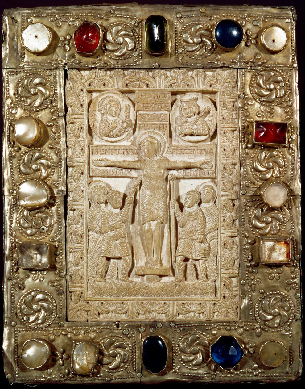 Arqueologia da Idade Média (Idade Média). Arte bárbara da Lombardia: a paz do Duque Orso. A parte de marfim representa Cristo crucificado rodeado pela Virgem, Santo Longino Centurião (ou Longinus) e São João. Arte lombarda do século IX. I de Lombard School