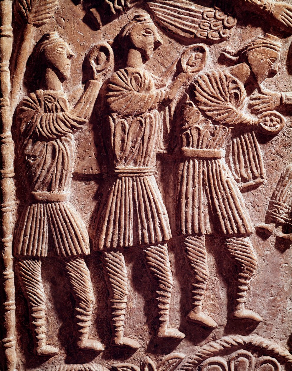 Arte lombarda: os reis sábios, baixo relevo do altar do Duque Rachis - Escultura, arte lombarda, 737-744 - Cividale del Friuli, Museu Chretien, tesouro da catedral de Lombard School