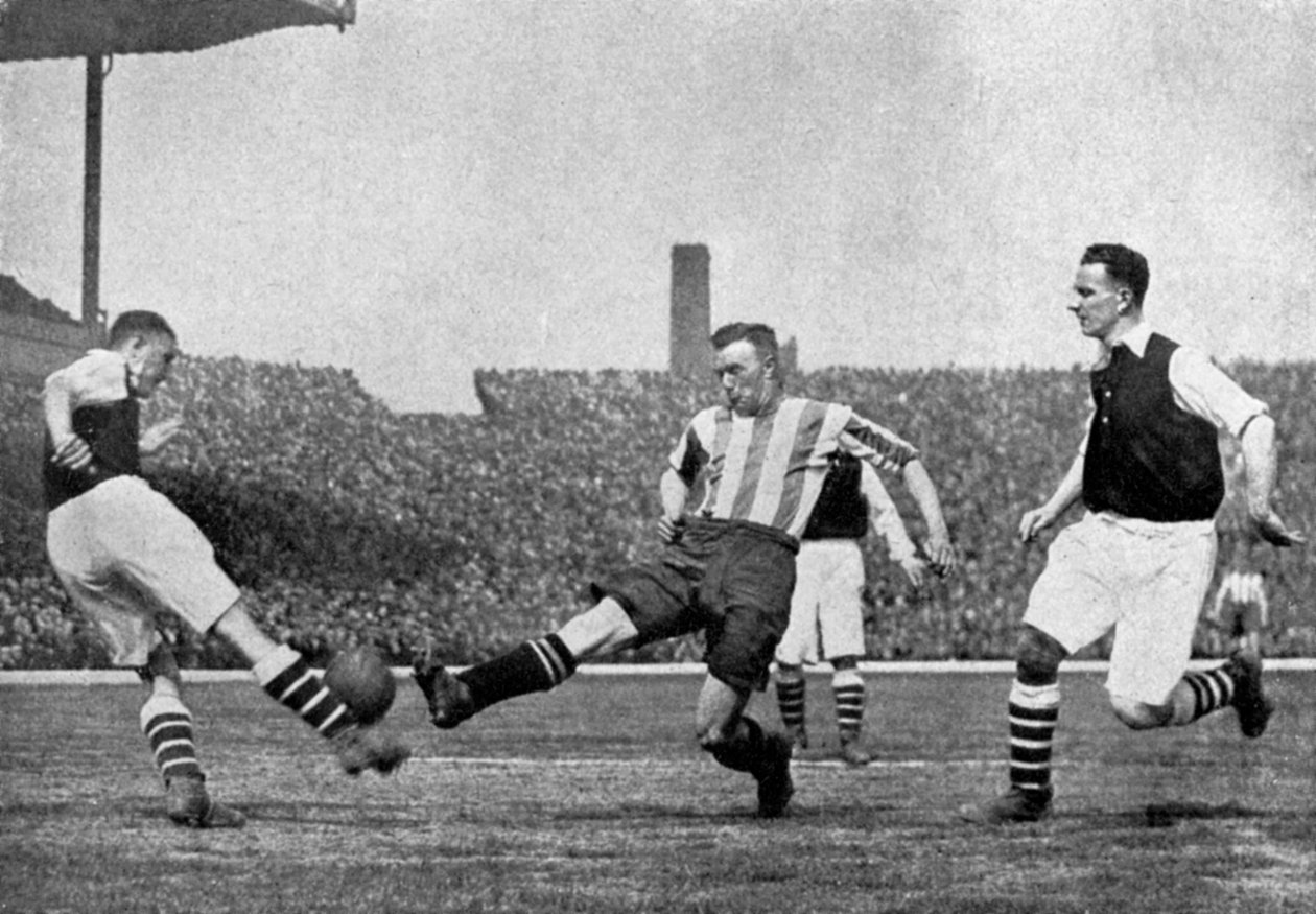 Ação de uma partida de futebol do Arsenal v Sheffield United, c1927-1937. de London News Agency