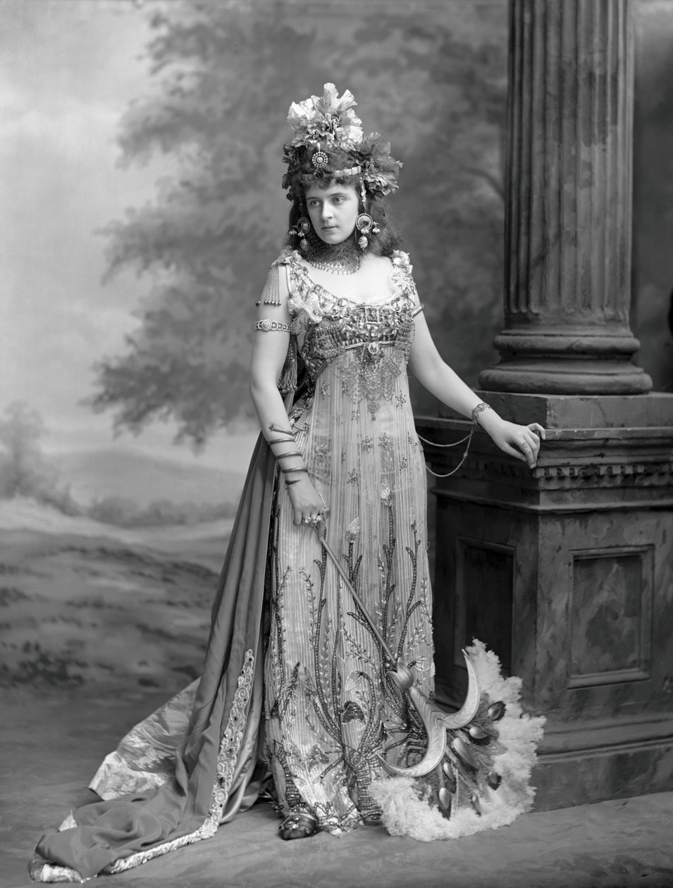 Sra Algernon Bourke 1870-1967, née Guendoline Irene Emily Sloane-Stanley..., 1897. de London . Photo studio Lafayette