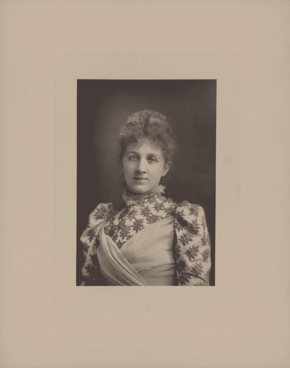 Retrato da pianista e compositora Liza Lehmann 1862-1918. de London . Photo studio W. and