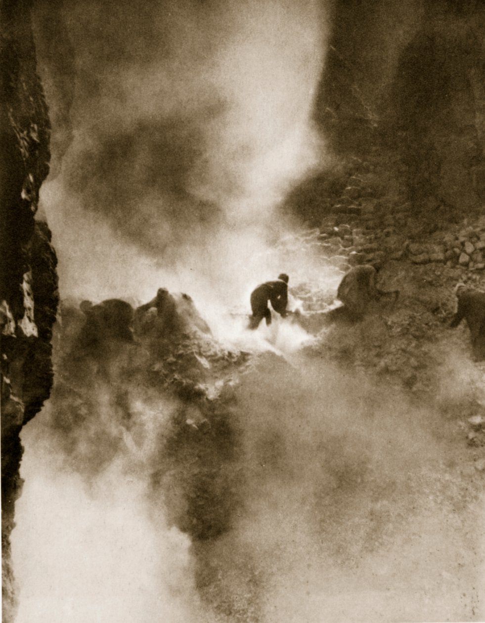 No túmulo de Tutancâmon, 1916 (fotogravura) de Lord George Carnarvon