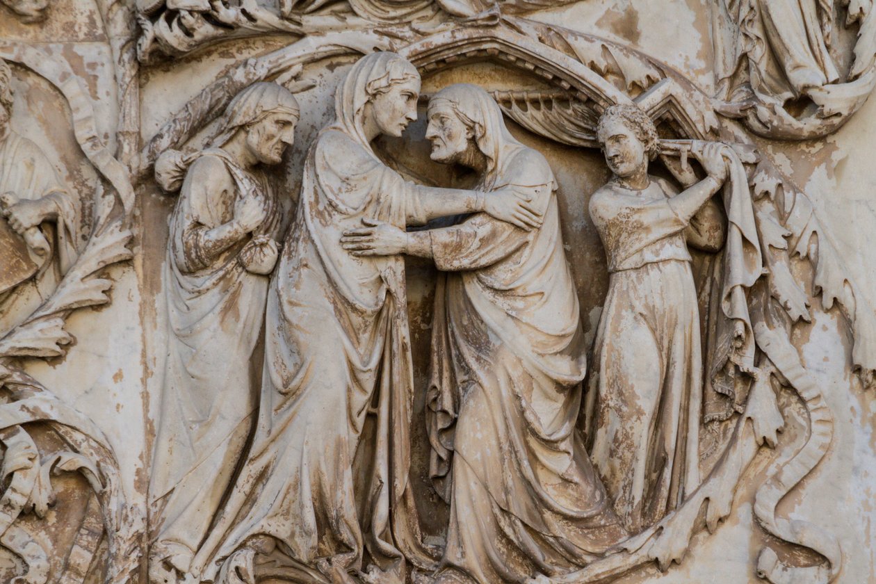 Maria visitando Isabel, detalhe de Cenas da vida de Cristo, Histórias do Novo Testamento, baixos-relevos de Lorenzo Maitani (antes de 1275-1330), terceiro pilar, fachada da catedral de Orvieto, Úmbria, Itália de Lorenzo Maitani