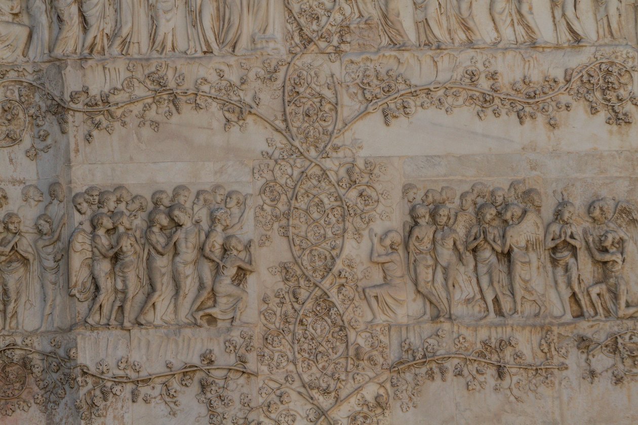 Cenas do Juízo Final, Histórias do Apocalipse, baixos-relevos de Lorenzo Maitani (antes de 1275-1330) e assistentes, quarto pilar, fachada da catedral de Orvieto, Úmbria, Itália de Lorenzo Maitani