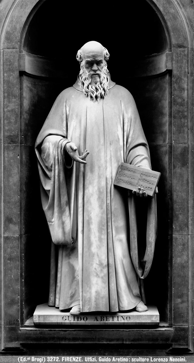 Estátua de Guido de Arezzo (mármore) de Lorenzo Nencini
