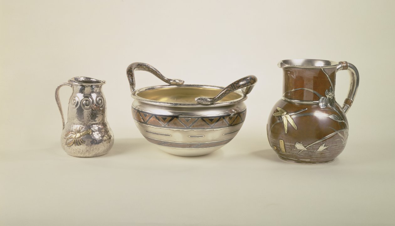 À esquerda: jarro de água com cena de piscina; Centro: tigela de batismo de oito pintos; À direita: jarro de forma de cabaça dupla, Tiffany and Co de Louis Comfort Tiffany