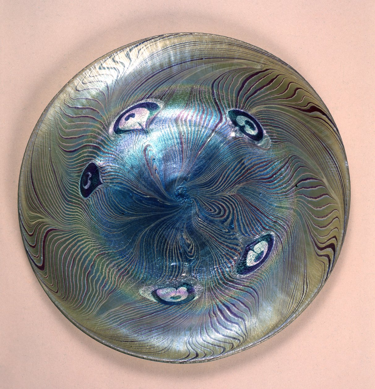 Tiffany favrile plate, Nova Iorque, 1902 (vidro) de Louis Comfort Tiffany