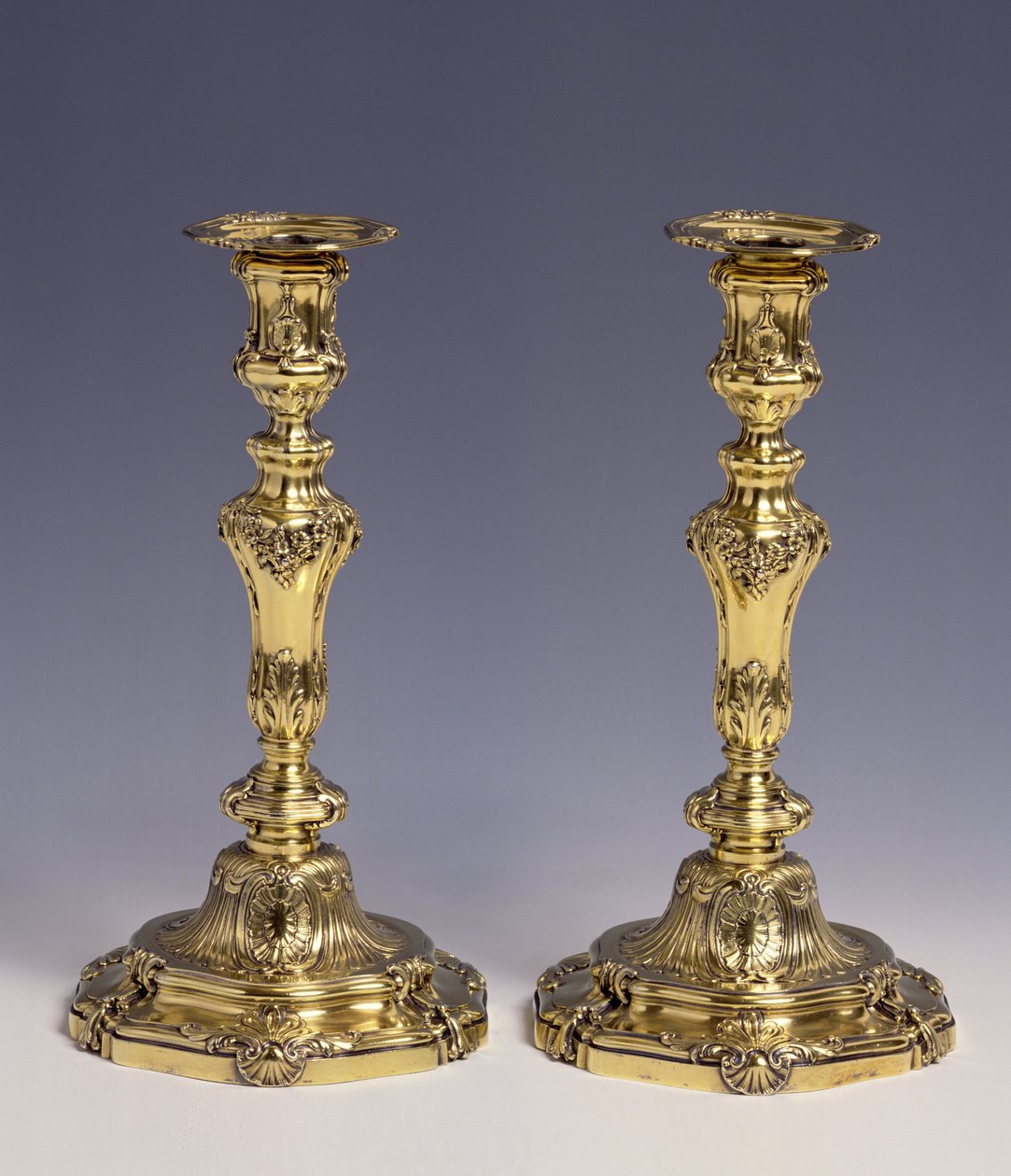 Par de castiçais, feitos por Louis-Joseph Lenhendrick (prata dourada) de Louis Joseph Lenhendrick