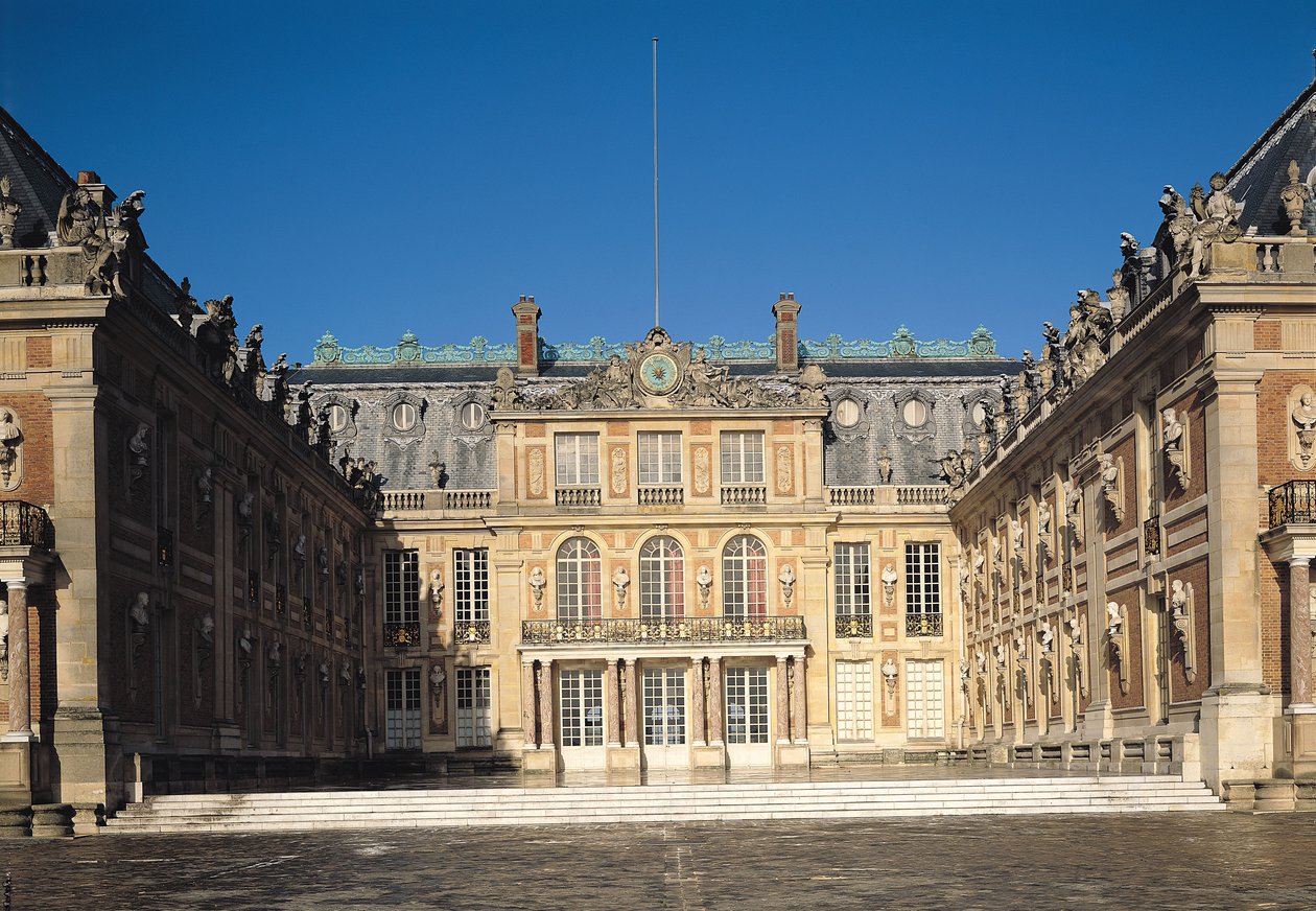 O Pátio Luís XIII, ou o Pátio de Mármore, remodelado por Louis Le Vau (1612-1670), c.1630 de Louis Le Vau