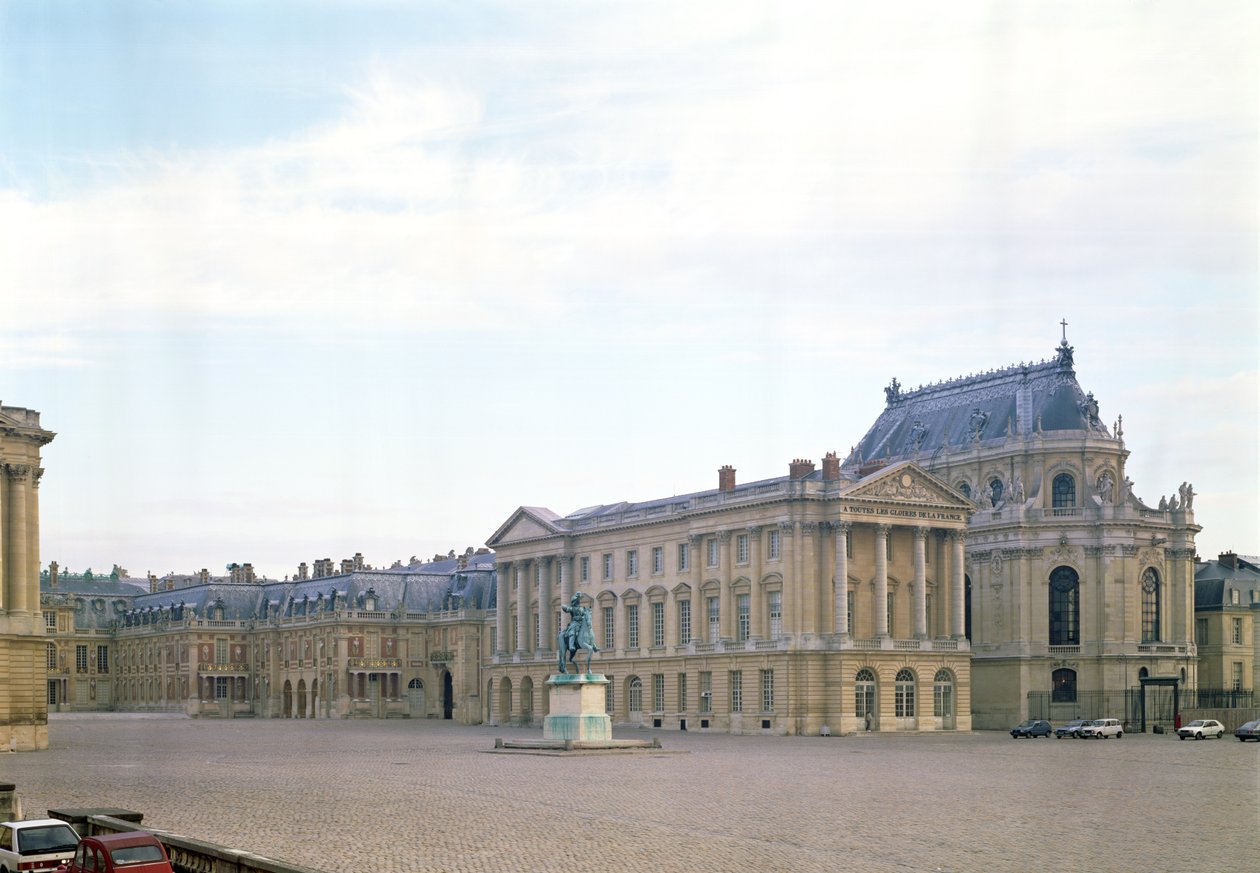 O pátio de mármore (à esquerda) leva ao pátio real (centro), na década de 1660 de Louis Le Vau
