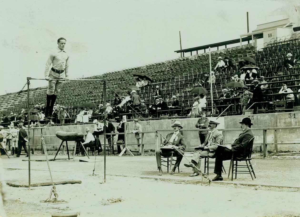 Fotografia horizontal de um atleta em uma barra alta com três juízes olhando de Louis Melsheimer
