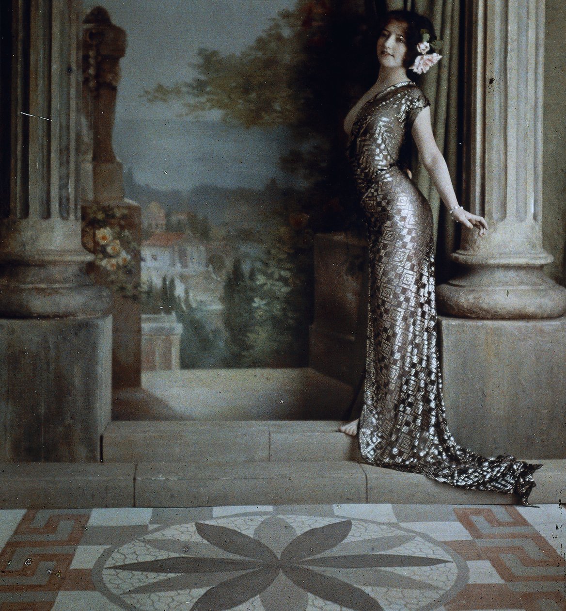 Mulher semi-nua em vestido prateado estampado de diamante em interior clássico, c.1850-1900 (mantocromo, mascarado para quadrado, com fita de papel) de Louis Amedee Mante and Edmond Goldschmidt
