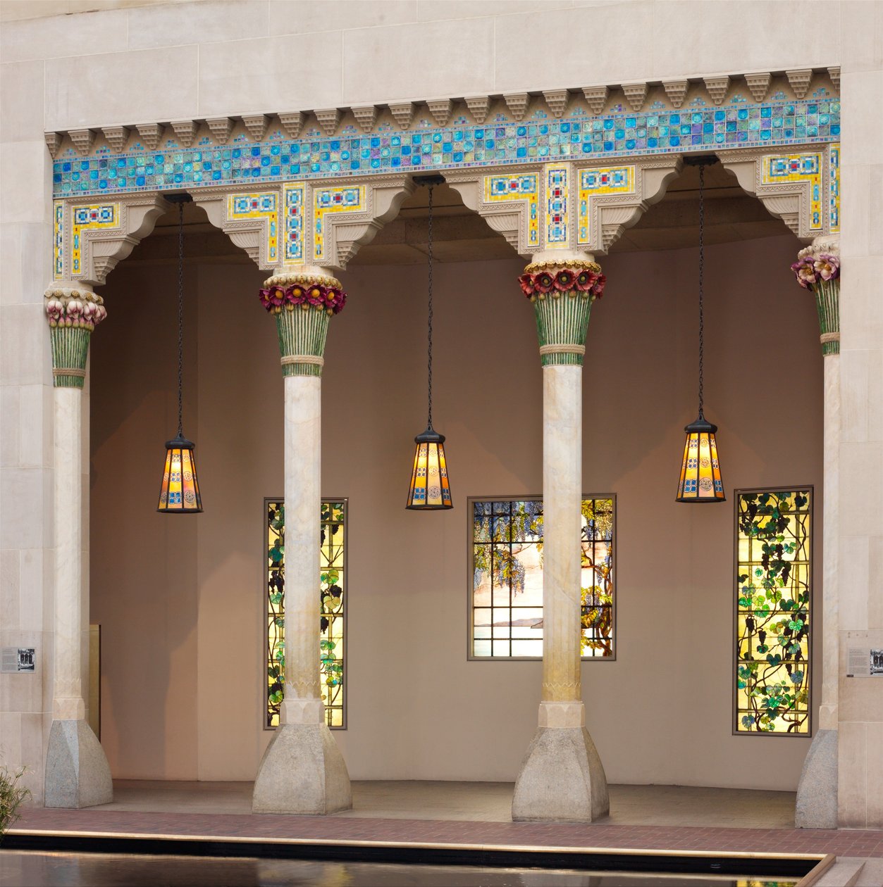Elementos arquitetônicos de Laurelton Hall, Oyster Bay, Nova York, c.1905 (Pedra calcária, cerâmica e vidro Fravrile) de Louis Comfort Tiffany