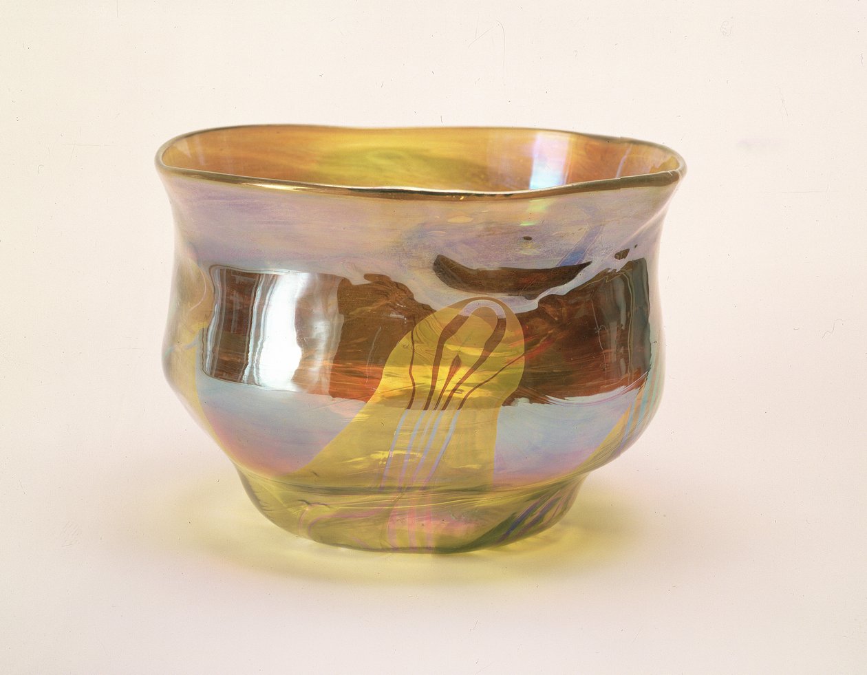 Favrile Bowl, para a Glass Decorating Company, Nova York, c.1894 (vidro amarelo com iridescência) de Louis Comfort Tiffany