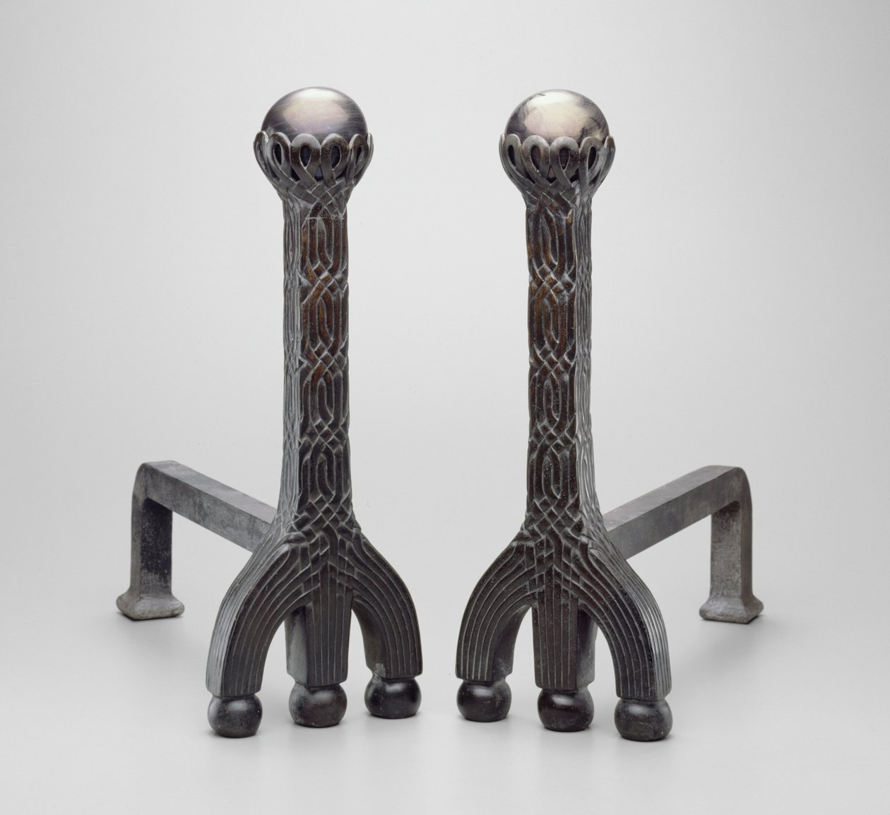 Par de andirons, c.1892 - 1902 (bronze com vidro favrile) de Louis Comfort Tiffany