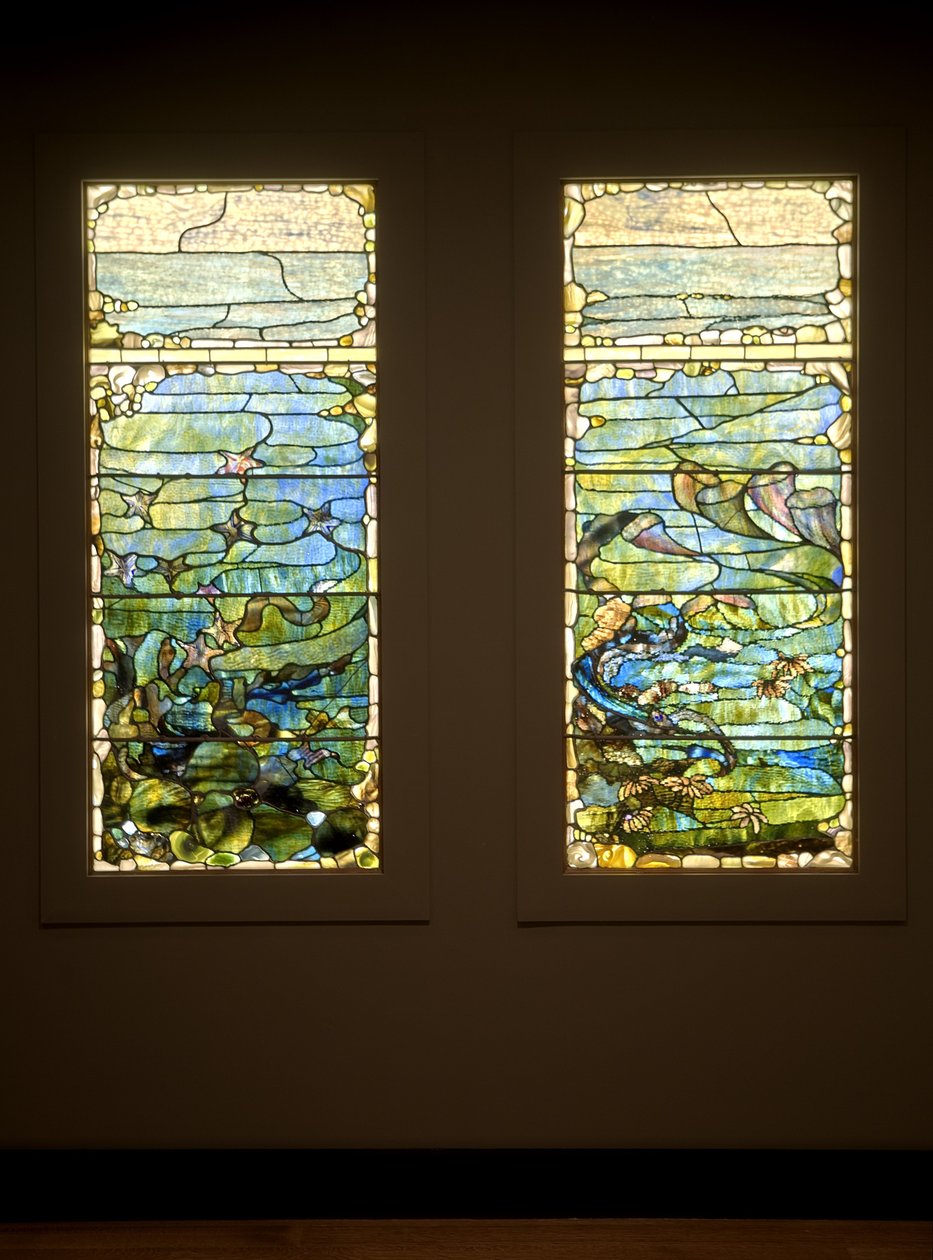 Janela com Estrela do Mar ("Primavera") e Janela com Anêmona do Mar ("Verão"), c.1885-1895 (vidro, chumbo, ferro e moldura de madeira (original)) de Louis Comfort Tiffany