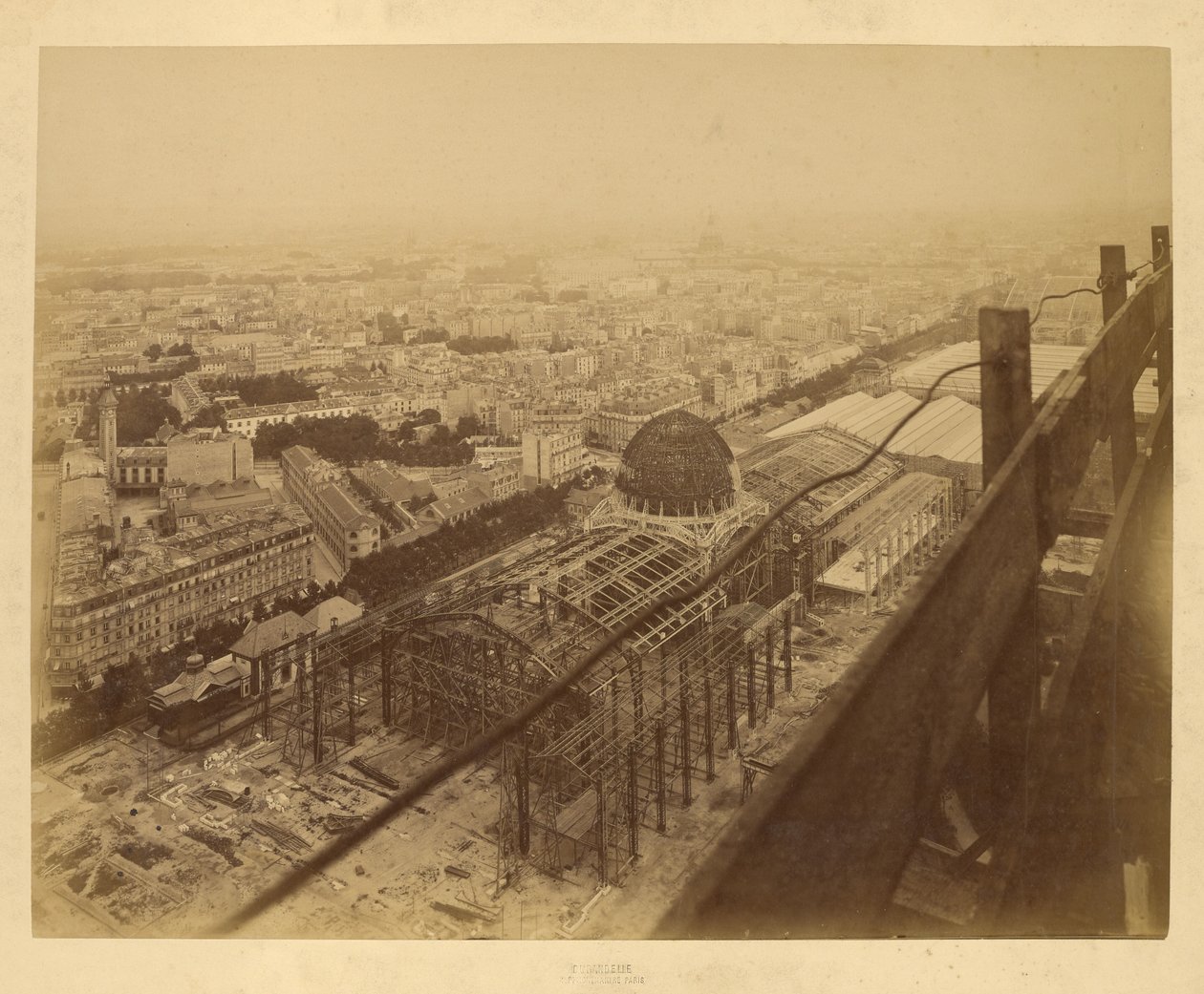 Vista aérea de um edifício de exposições em construção de Louis Emile Durandelle