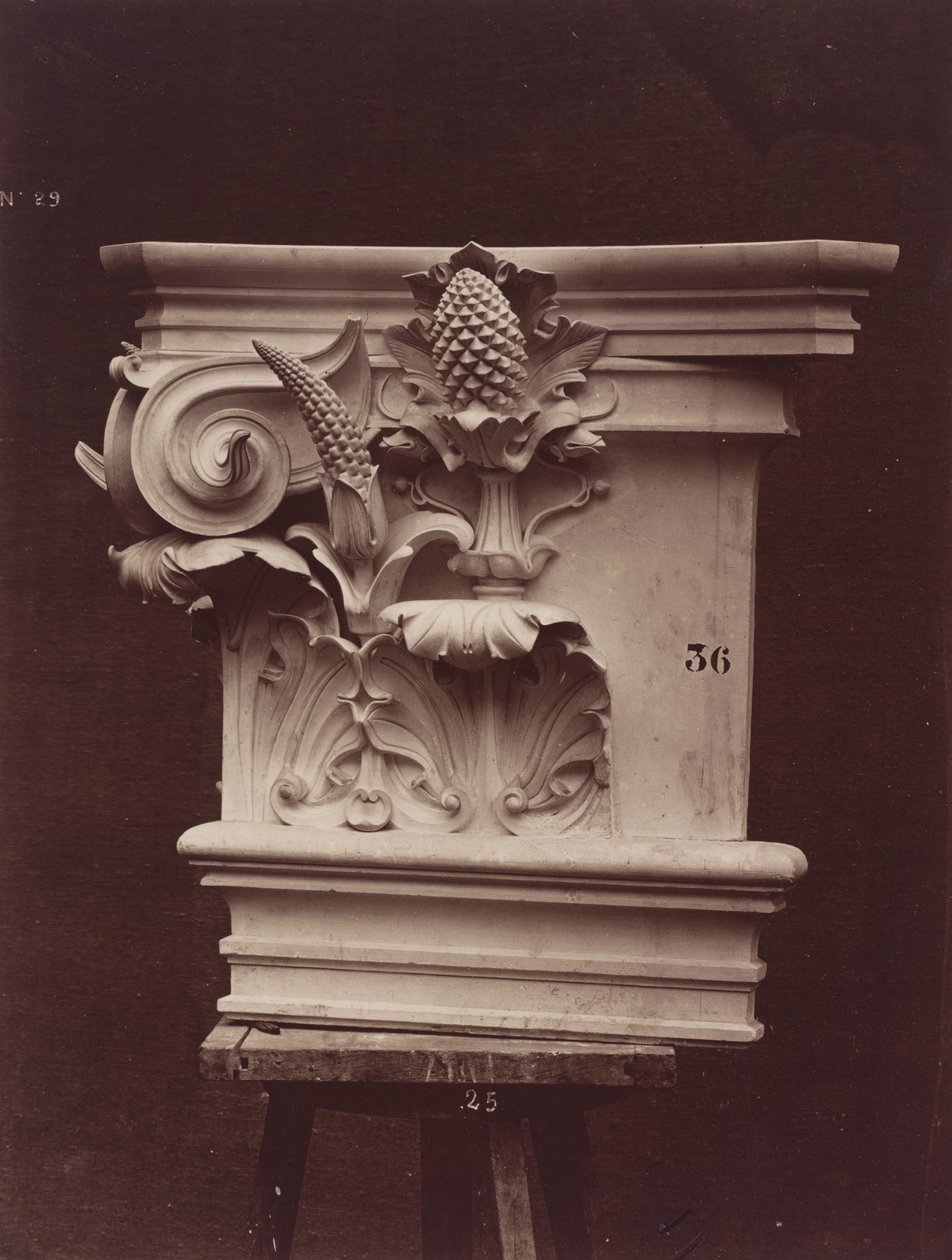 Escultura Ornamental da Ópera de Paris (Detalhe da Coluna) de Louis Emile Durandelle