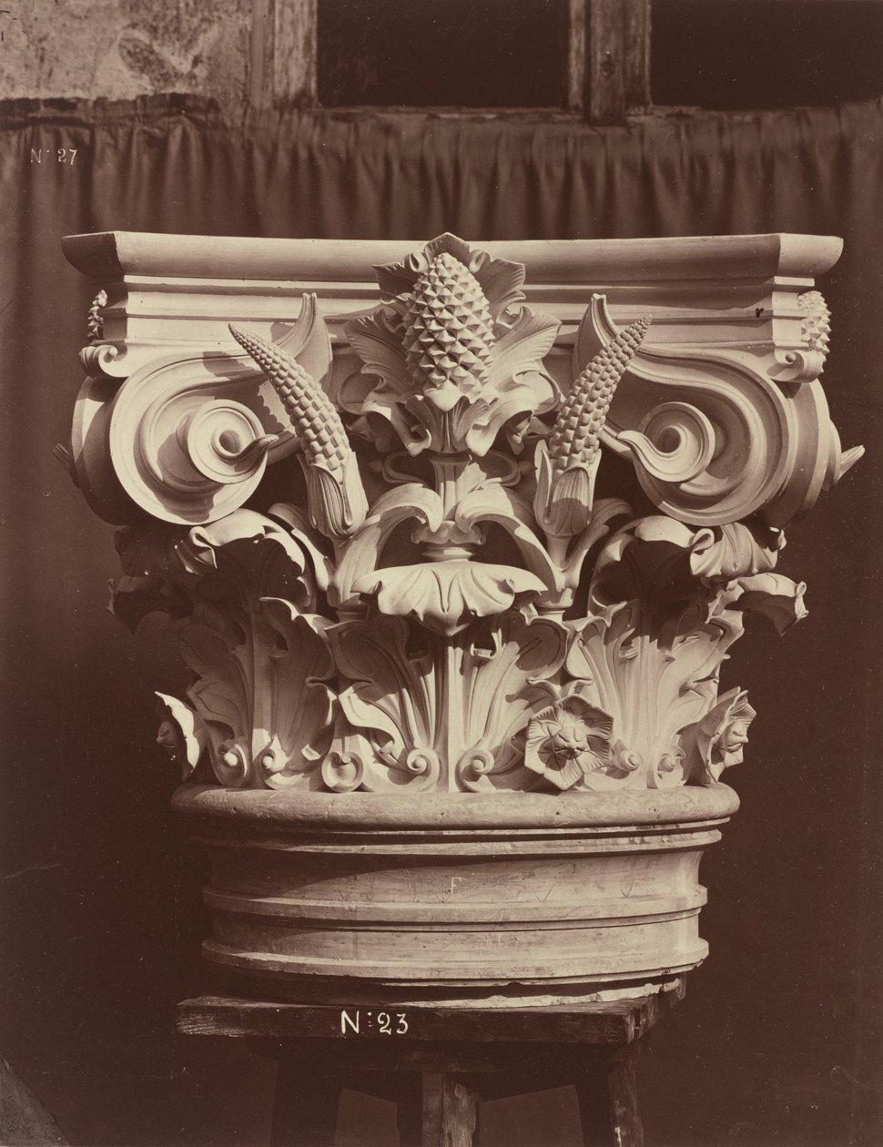 Escultura Ornamental da Ópera de Paris (Fragmento de Coluna) de Louis Emile Durandelle
