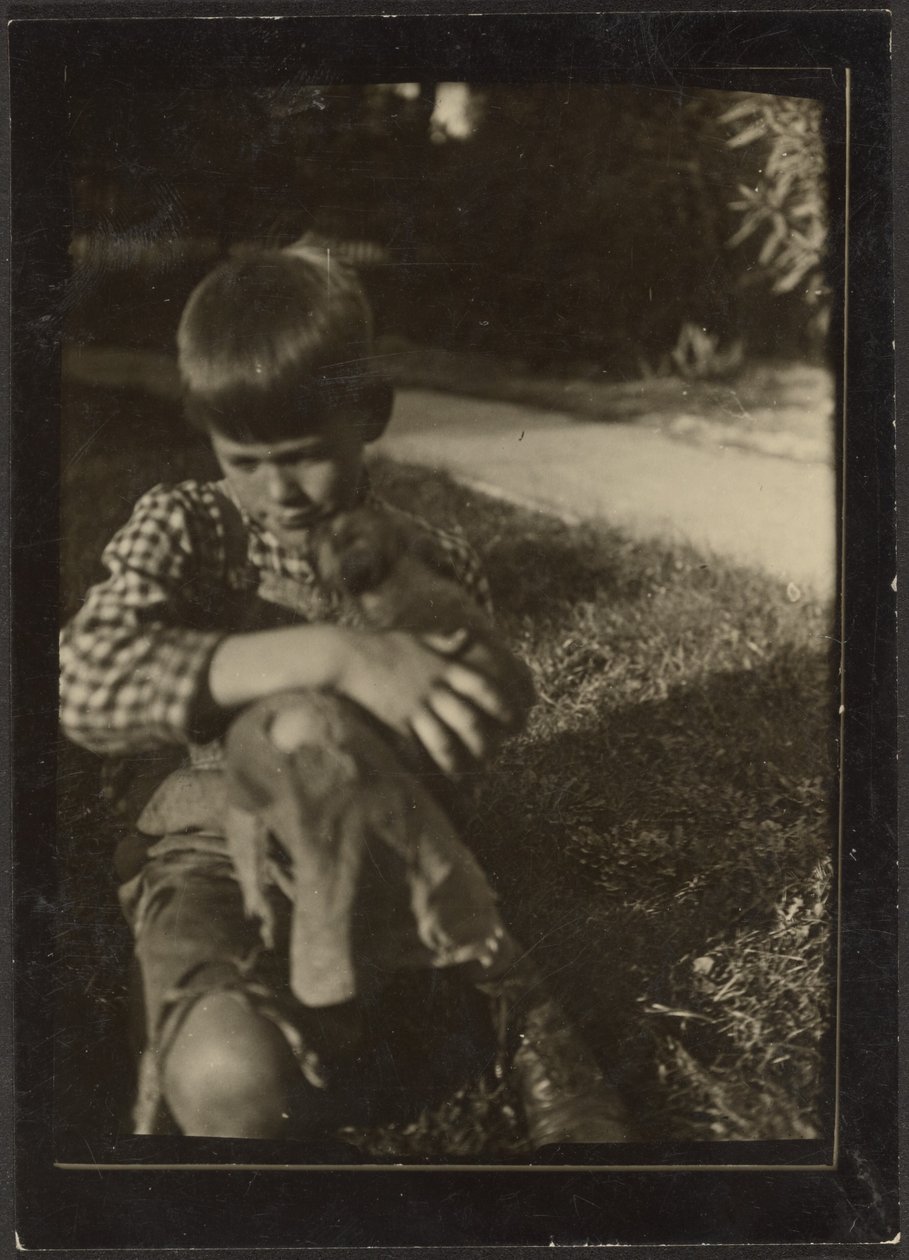 [Rapaz segurando pequeno animal]. de Louis Fleckenstein