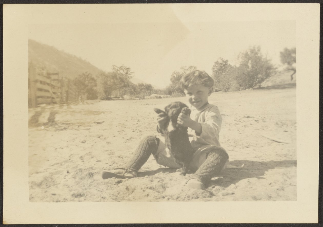 [Rapaz e cão na praia]. de Louis Fleckenstein