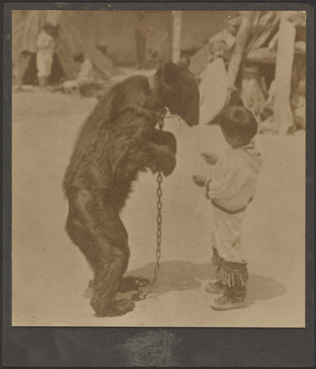 [Rapaz com urso acorrentado]. de Louis Fleckenstein