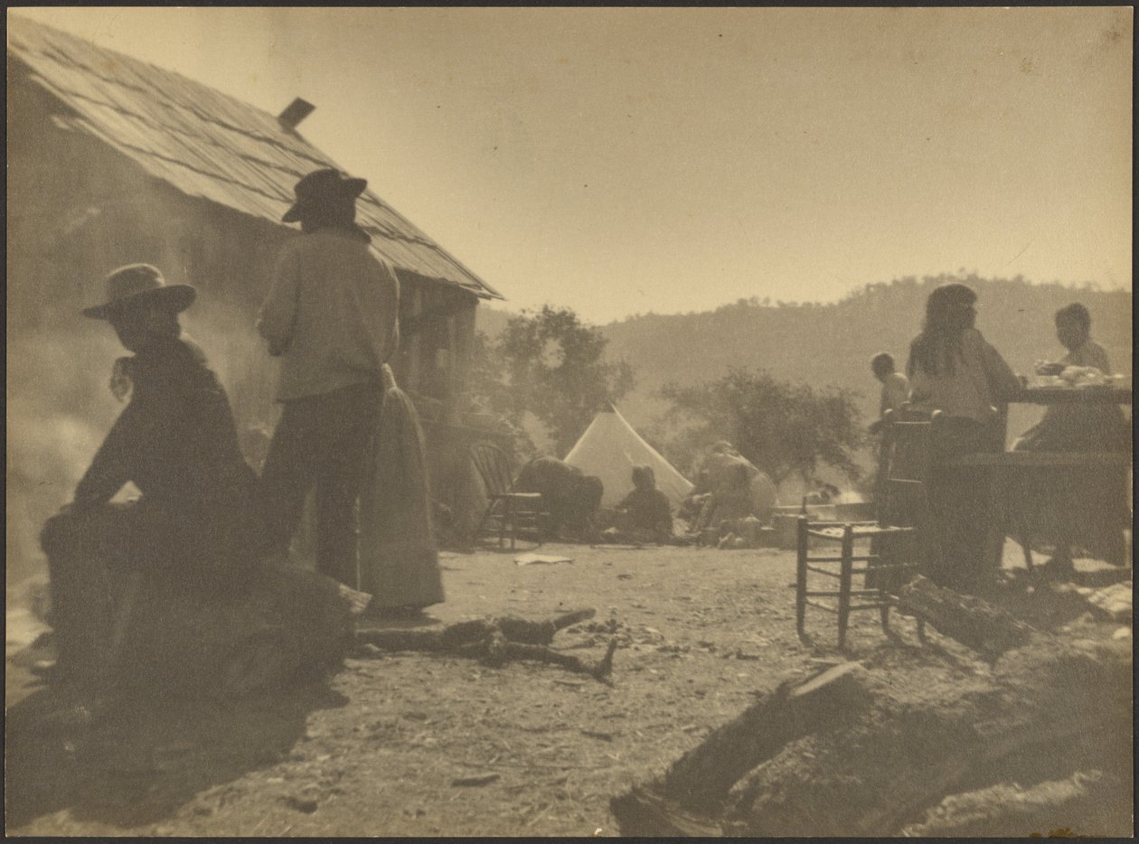 [Parque de campismo durante a refeição de grupo]. de Louis Fleckenstein