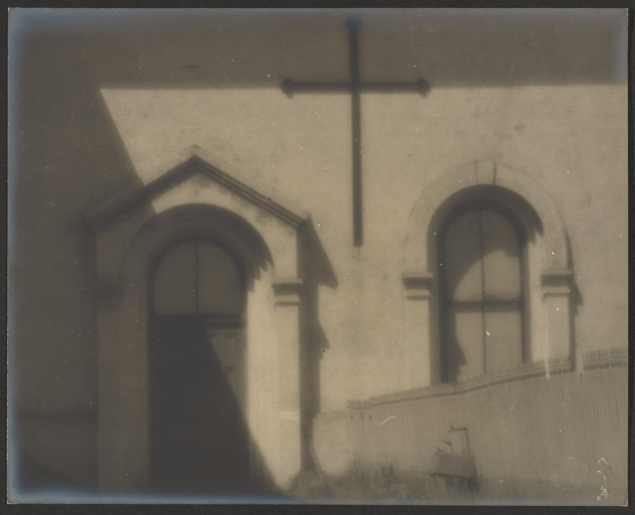 [Exterior da igreja com cruz]. de Louis Fleckenstein