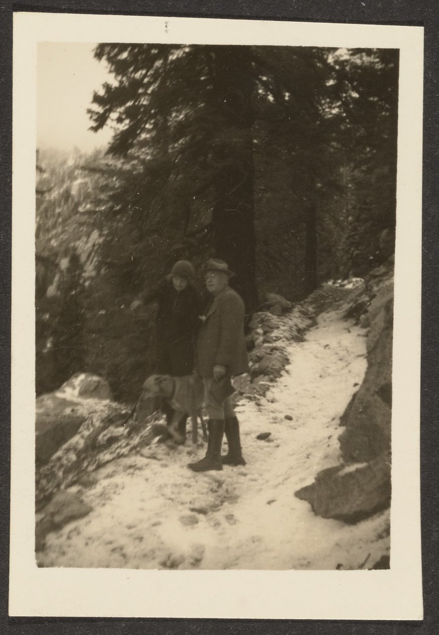 [Casal com cão na neve]. de Louis Fleckenstein