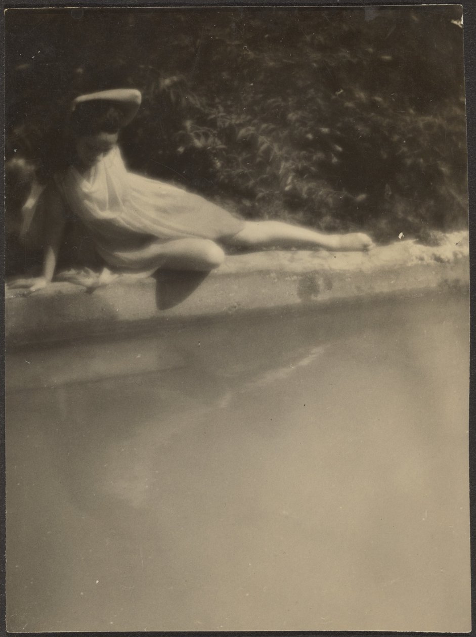 [Bailarina junto ao lago do jardim] de Louis Fleckenstein