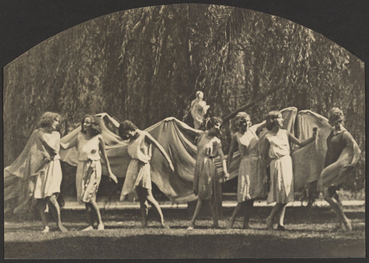 Bailarinas em pose num bosque de Louis Fleckenstein