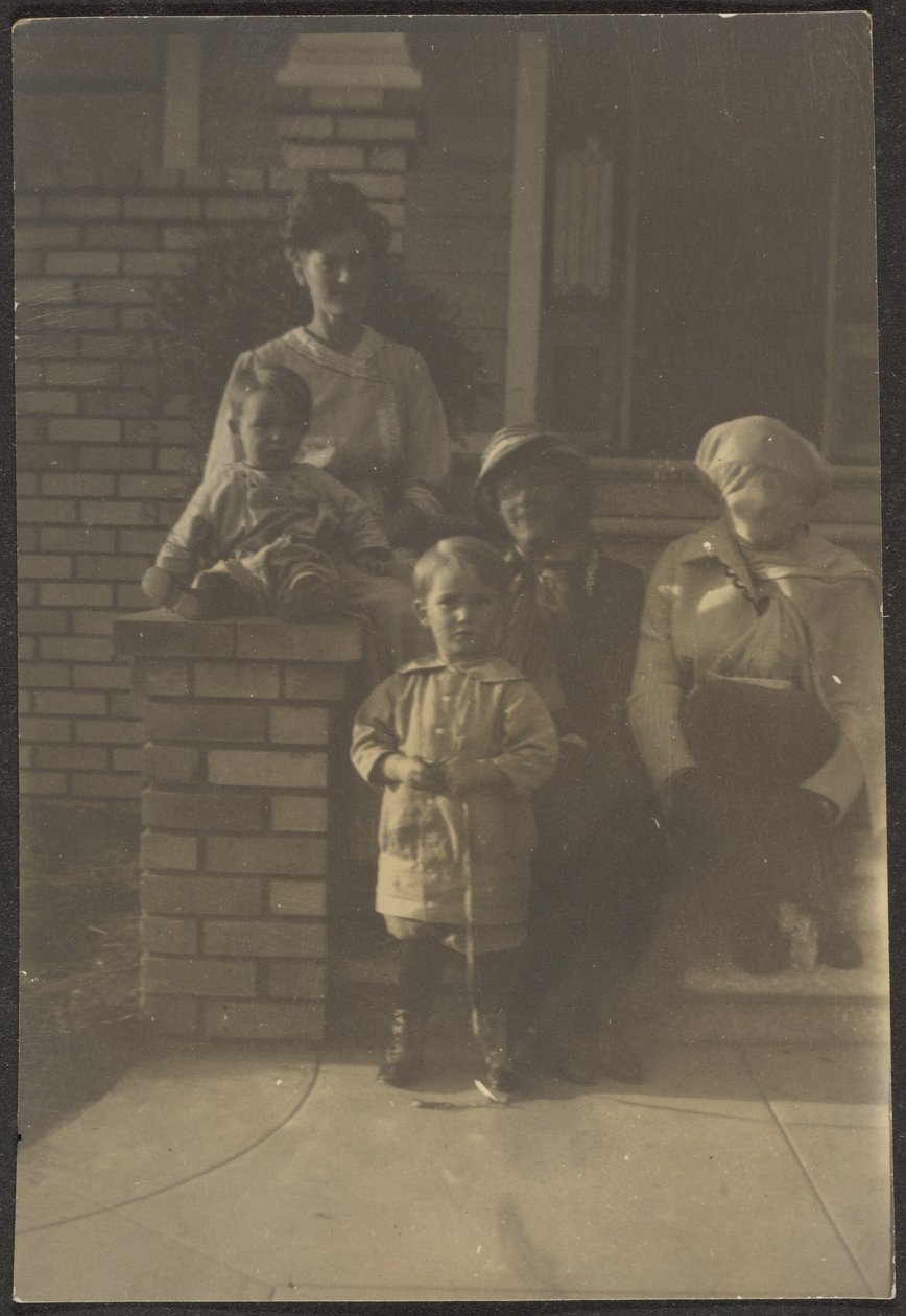 [Retrato de família no exterior da casa]. de Louis Fleckenstein