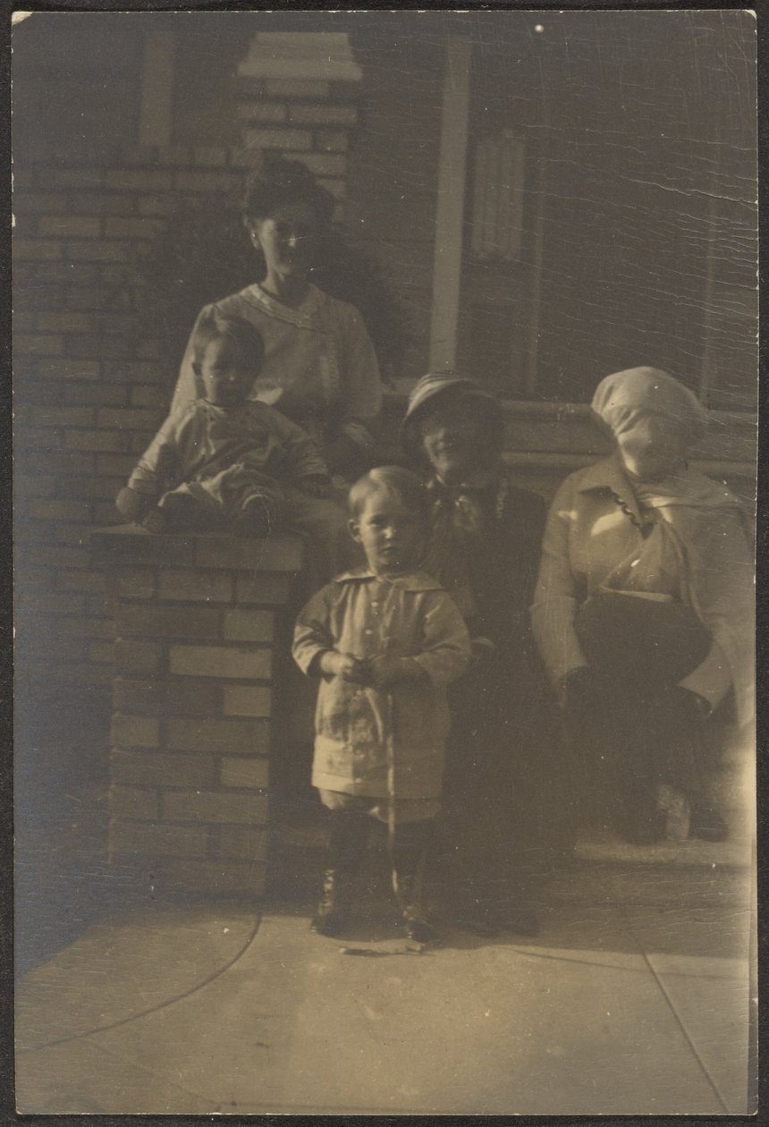 [Retrato de família no exterior da casa]. de Louis Fleckenstein