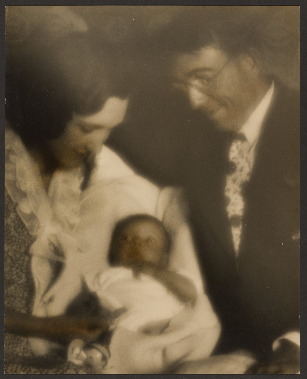 [Retrato de família com o bebé enrolado]. de Louis Fleckenstein