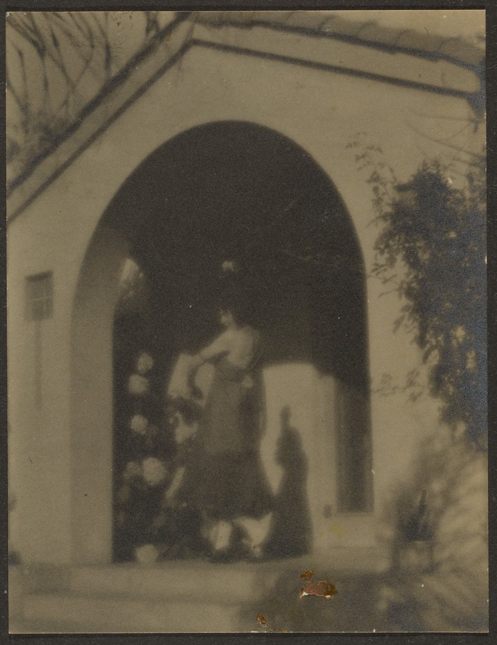 [Dançarina diante da casa]. de Louis Fleckenstein