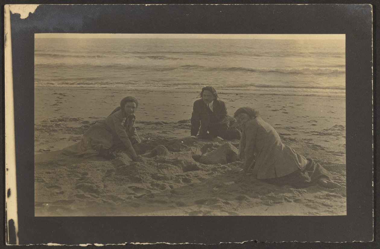 [Figuras sentadas na praia]. de Louis Fleckenstein