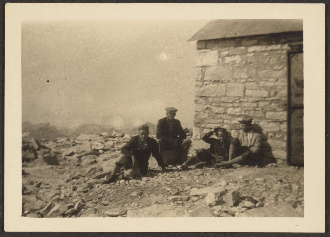 [Figuras e Edifício de Pedra]. de Louis Fleckenstein