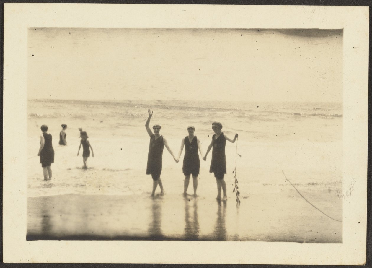 [Figuras em fatos de banho na praia]. de Louis Fleckenstein