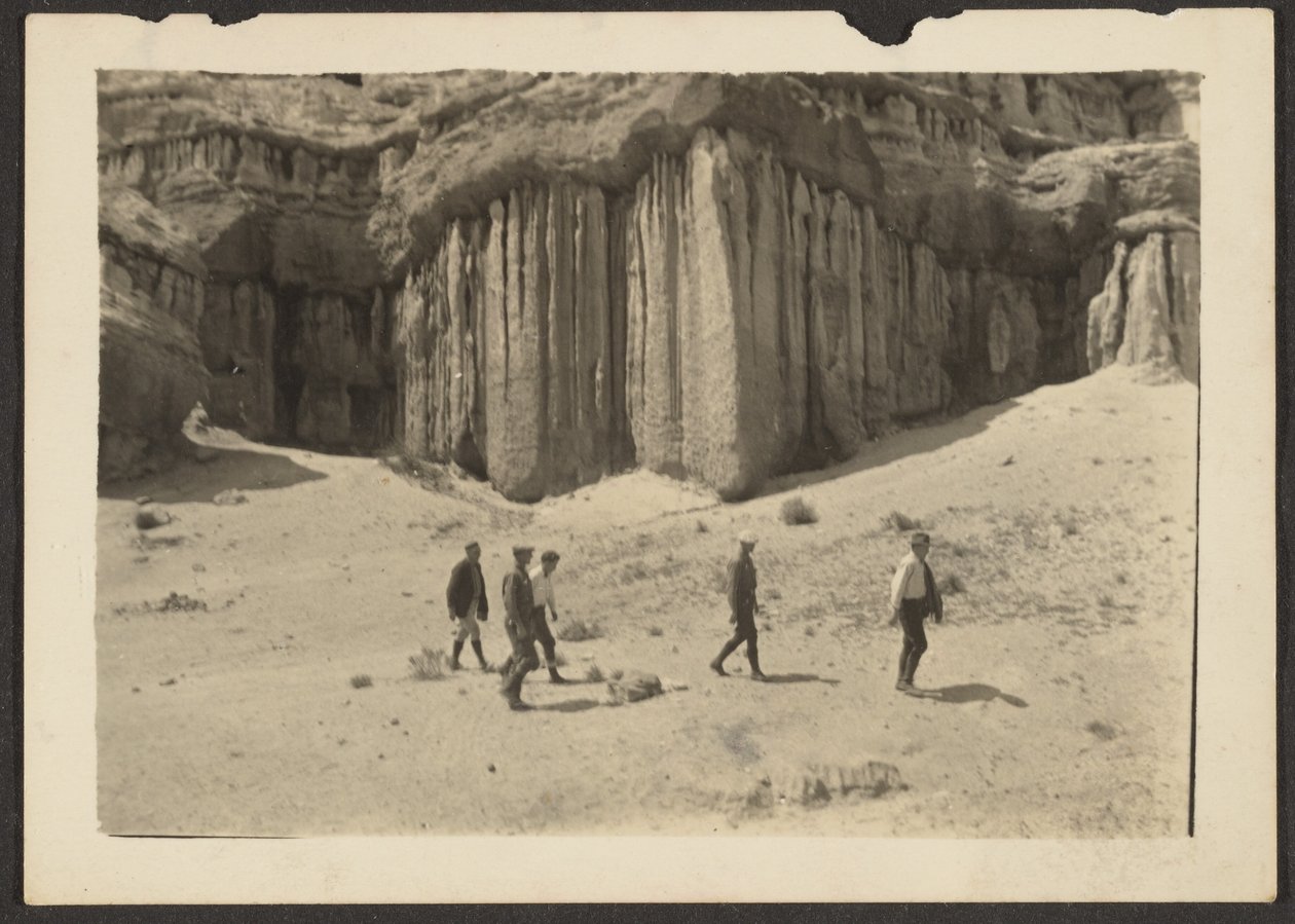 [Figuras em paisagem desértica]. de Louis Fleckenstein