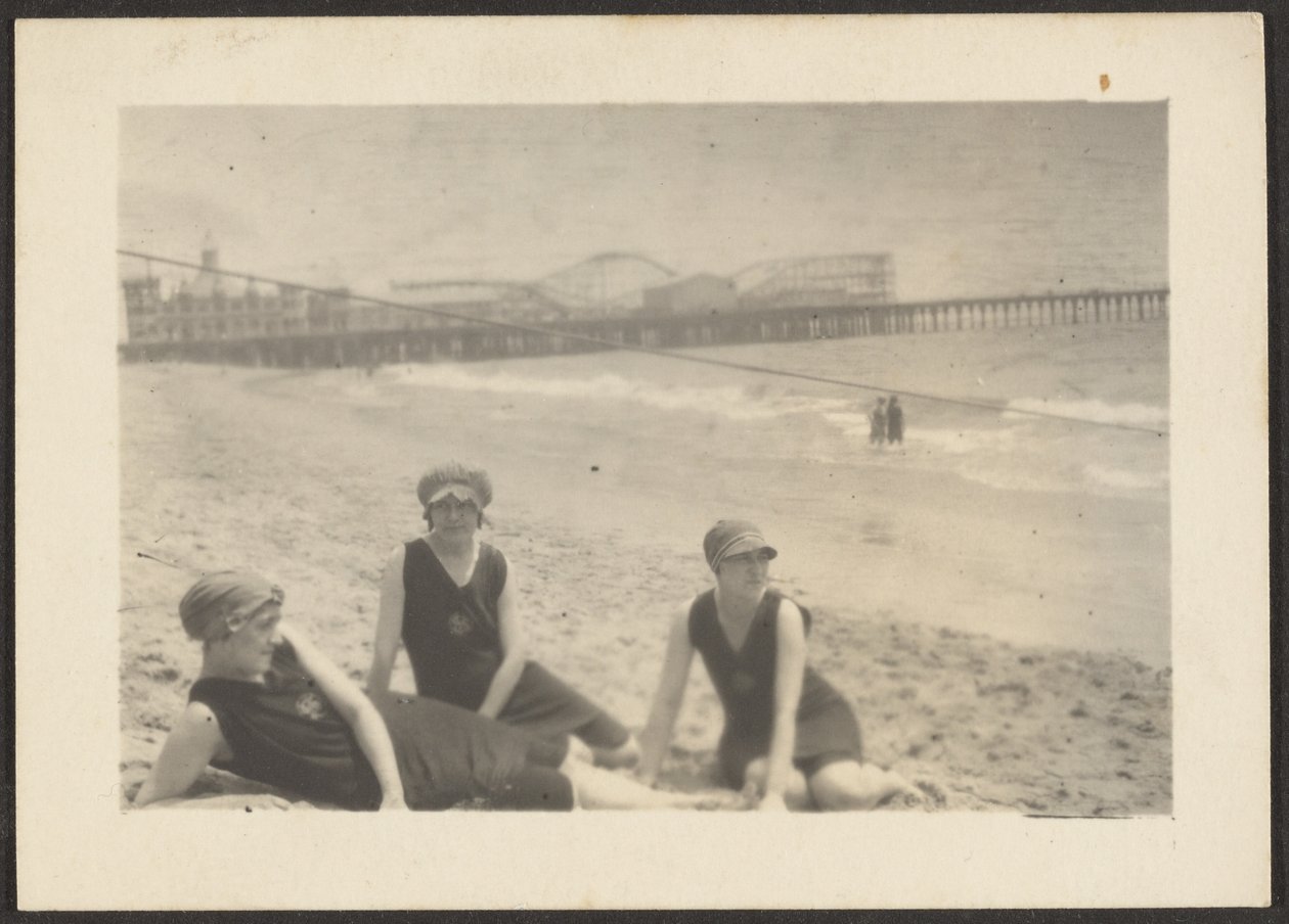 [Figuras na praia perto do cais de Santa Mónica]. de Louis Fleckenstein