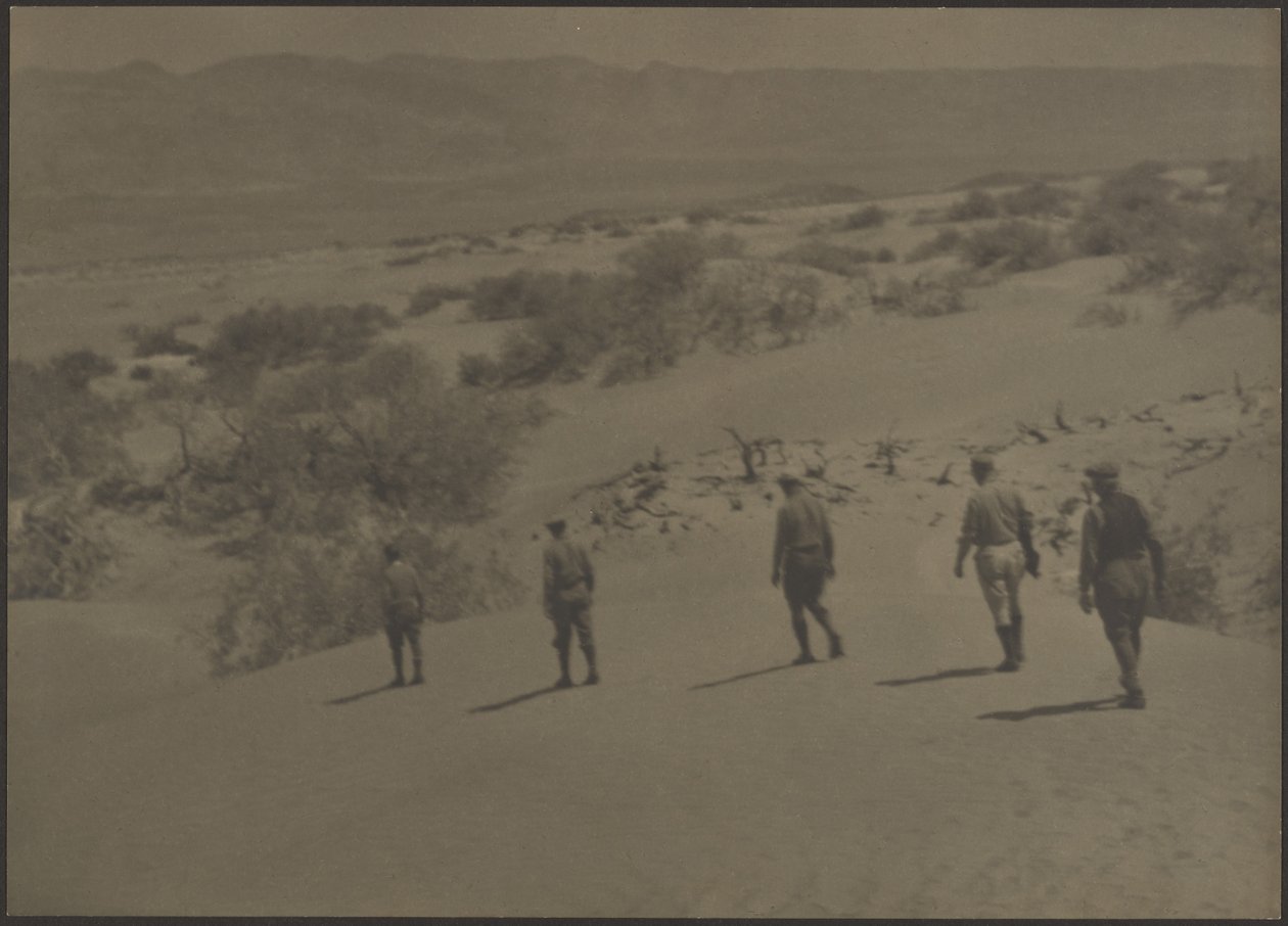 [Cinco homens a caminhar no deserto] de Louis Fleckenstein