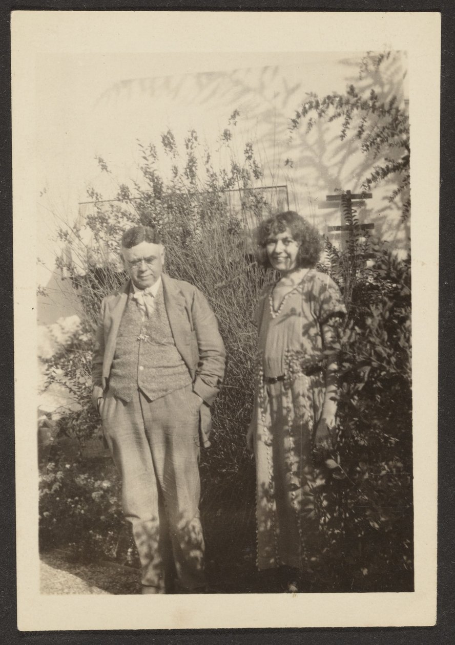 [Fleckenstein e Florence no Jardim]. de Louis Fleckenstein
