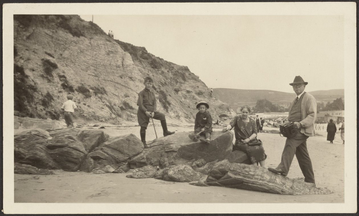 [Fleckenstein com máquina fotográfica e família na praia]. de Louis Fleckenstein