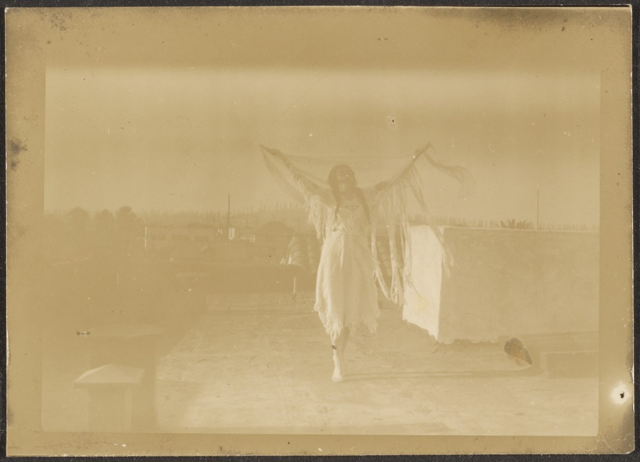 [Florence Dancing in Native American Costume] de Louis Fleckenstein