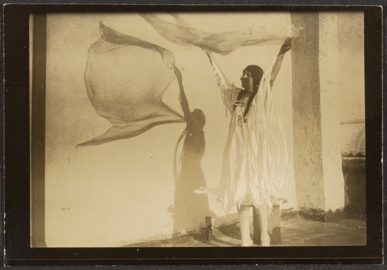 [Florence Dancing in Native American Costume] de Louis Fleckenstein